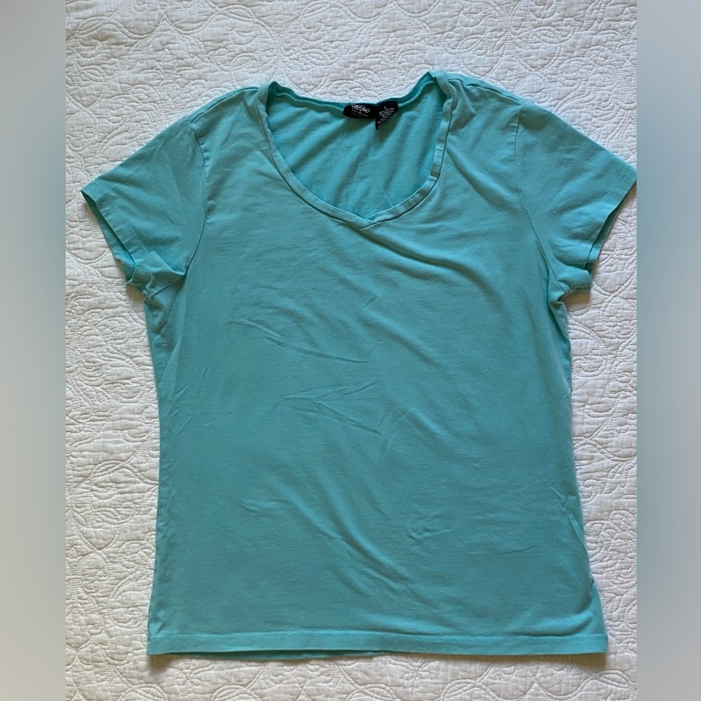 Mossimo v-neck t-shirt Large